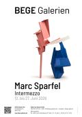 Ausstellungsplakat zur Kunstausstellung "intermezzo" mit Marc Sparfel. Es ist eine drei-farbige Holzskulptur zu sehen.