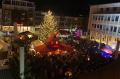 Mittelalterlicher Weihnachtsmarkt auf dem Rathausplatz mit beleuchtetem Weihnachtsbaum