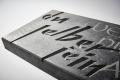 Steinplatte mit eingekerbter Schrift