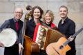 4 Musiker mit Instrumenten (Trommel, Kontrabass, Akkordeon und Gitarre)