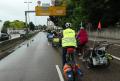 Auf dem Bild sind Fahrradfahrer auf einer Fahrraddemo von hinten zu sehen.