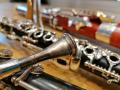 Das Mundstück eines Horns vor anderen Blasinstrumenten
